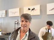 Se fue en un barco, le sacó fotos al mundo y tras el incendio de parte de su colección volvió a exponer en un gran escenario porteño