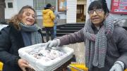 San Cayetano: De madrugada y con lluvia, llevó estampitas y pan, como lo hace desde hace 17 años