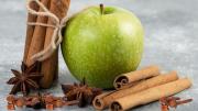 No es solo una receta de cocina: por qué deberías hervir manzana, canela y clavo de olor