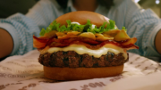 Una cadena de comida rápida regalará hamburguesas en EEUU toda la semana: así puedes disfrutar la promoción