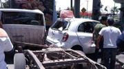 Tren fuera de control embiste seis vehículos: hay seis muertos y varios heridos