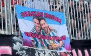 Gracias Rodri, Messi está feliz: la bandera a De Paul que se hizo viral, desde La Plata a Miami