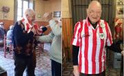 Liche cumplió 97 años y el mismo día perdió a Nelly, su compañera: sus amigos lo abrazaron con una camiseta de Estudiantes