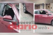 Solitario delincuente destrozó ventanilla de un auto en Av. Roca (Video)