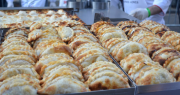 Entró a robar a un local de empanadas en La Plata y escapó con toda la recaudación del día
