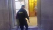 Detienen a un hombre intentando ingresar a un departamento