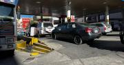 “El pueblo está sufriendo”: filas por combustible en el eje troncal del país marcan el feriado del 7 de agosto
