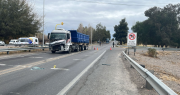Dos personas fueron hospitalizadas tras un impactante choque entre un auto y un camión en el Acceso Este