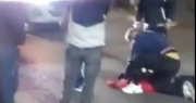 El video de un “exorcismo” en plena calle de San Juan: gritos, policía y conmoción en una esquina