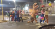 ¿Se rompió el trencito de la alegría? Filmaron a varios personajes infantiles bailando en Avenida Libertador