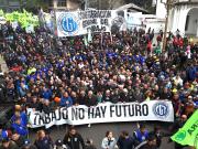 Marcha por San Cayetano: sindicatos y piqueteros se movilizaron desde Liniers hasta Plaza de Mayo para protestar contra el Gobierno