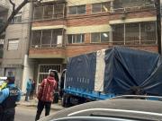 Recoleta: un camión chocó a tres autos, un árbol, lesionó a una mujer y se incrustó en un edificio