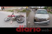 Dos jóvenes heridos tras un choque entre moto y auto en barrio Sarmiento