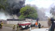 Voraz incendio destruye un depósito de la Gobernación