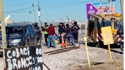 Insólito choque entre una “zorra” ferroviaria y una camioneta nueva en Neuquén
