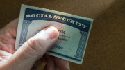 ¿Cuánto dinero pierdes si te jubilas a los 62 años en EEUU?: esta es la edad clave para recibir más de $2,000 al mes