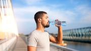 ¿Cuántos vasos de agua debes tomar para mejorar tu salud hepática? Esto dice la ciencia