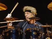 A qué viene Stewart Copeland, ex The Police y uno de los mejores bateristas de la historia