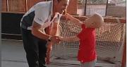 El emotivo video de un niño chileno que aprende hockey sobre patines de la mano de un sanjuanino