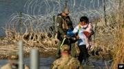EE.UU. abrirá su mayor centro de detención para migrantes en una base militar en Texas8 agosto 2025