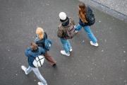 La generación Z llega tarde a menudo, pierde tiempo en hacer sus tareas y falta al trabajo por salud mental: lo dicen los estudios