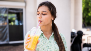 Puedes aprovechar hasta su cáscara y hojas: esta popular fruta tropical es excelente remedio natural contra hipertensión y milagroso analgésico