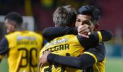 The Strongest marca dos goles en el descuento y se adueña de la cima del torneo