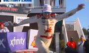 Video: Piloto de Nascar se rompe la clavícula mientras celebraba su triunfo