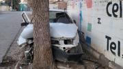 Chocaron un Fiat Uno contra un árbol y tuvieron que sacarlos con los Bomberos