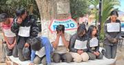 Siete presuntos ladrones son retenidos y obligados a desfilar con un cartel en el pecho en Cochabamba