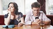 LA ODIOSA Y MALA COSTUMBRE DE HACER PHUBBING: Ignorar a una persona presente para mirar el celular