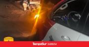 Bomberos rescataron un auto encallado en barro