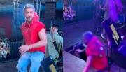 VIDEO. El cantante de Dale Q’ Va se cayó del escenario durante un show