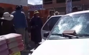 El Alto: Hombre destruye parabrisas de vehículo con niños dentro y amenaza a la familia