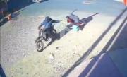 Imágenes registran violento robo en Tarija: la víctima fue arrastrada por un motochorro