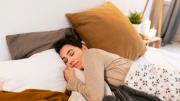 ¿Quieres retrasar tu envejecimiento? Cambia desde hoy esta posición al dormir: le hace gran daño a la salud de tu piel