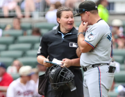 Estados Unidos: Jen Pawol hace historia al ser la primera mujer en ser arbitra principal de un juego de beisbol de Grandes Ligas