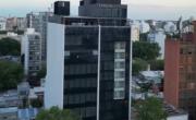 Quién era el hombre que fue encontrado sin vida en un hotel céntrico de La Plata