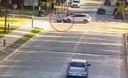 VIDEO. Accidente y milagro en Ensenada: un Focus embistió a una moto y el conductor voló por el aire