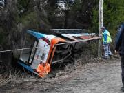 Un micro volcó en el acceso al Cerro Catedral, en Bariloche: El conductor se desmayó