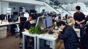 Nueva tendencia en China: jóvenes pagan a empresas para fingir que trabajan en oficinas