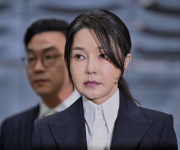 Corea del Sur: Un tribunal ordena el arresto de la esposa del ex-presidente destituido. Kim Keon