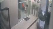Insólito: no vio que la rampa estaba levantada y cayó con su auto al vacío en un estacionamiento