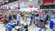 ¡No lo vas a creer! Una latina muestra el secreto para comprar ropa por menos de $1 en California