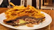 El bodegón que te sirve una empanada frita de carne cortada a cuchillo a $3.200
