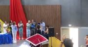 Del diploma al anillo: Joven le pidió matrimonio a su novia en pleno acto de graduación de bachilleres en Antímano y se volvió viral