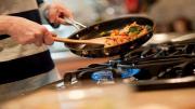 Los cinco errores que podrías estar cometiendo en la cocina y te pueden mandar directo al médico