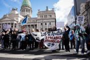 Jubilados marcharon al Congreso contra el veto de Javier Milei en medio de un operativo policial con represión
