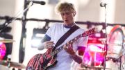 Creo que soy mitad extraterrestre: Machine Gun Kelly sorprende a sus fanáticos