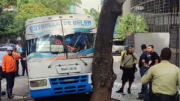 ¡Lo último! Nueve heridos tras colisión de transporte público contra un árbol en Chacao